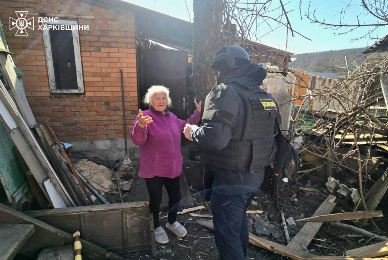 Пожежа та зруйновані оселі: у Харкові рятувальники визволили жінку з-під завалів (фото)